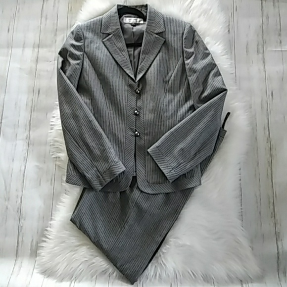 Tahari by ASL Pinstripe Jacket Pants Set Size 6. - Picture 1 of 8